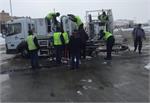 تلاش پرسنل شرکت سوخترسانی و خدمات فرودگاهی اوج در یک روز برفی